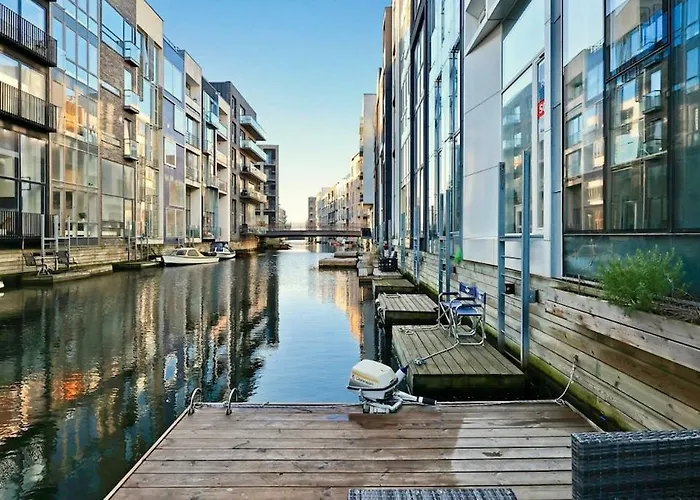 Exclusive Canalhouse First Row To The Water
