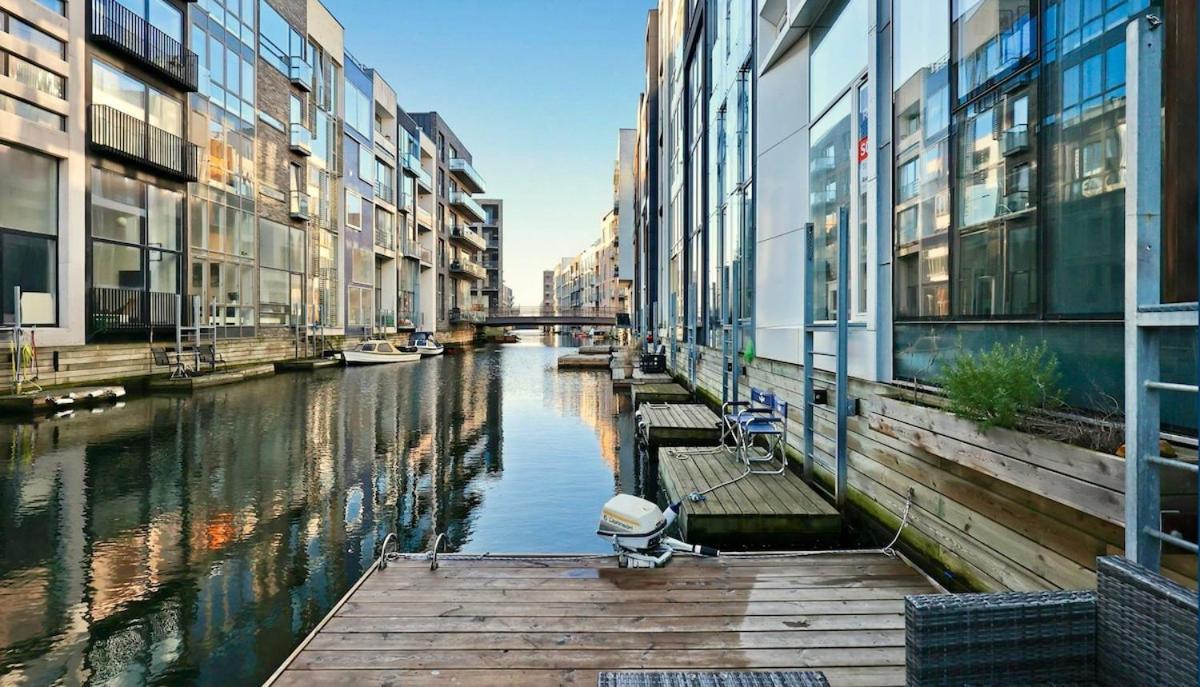 Exclusive Canalhouse First Row To The Water Apartment